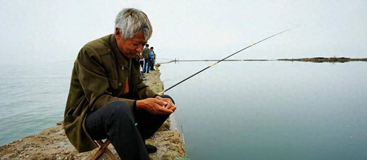 梦回水边，钓鱼之谜——探秘梦到钓到外婆棺材的深层含义