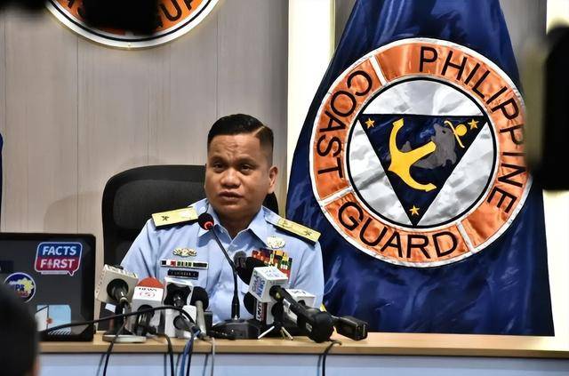 菲官员刚到中业岛，手机弹出中方6字短信，20余艘舰船已等候多时