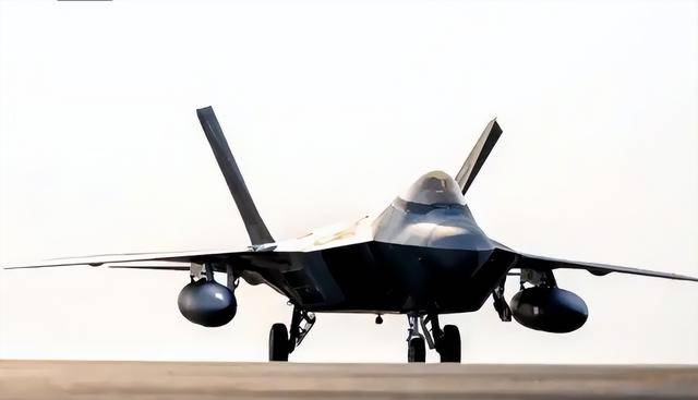 美军航母被迫停下来，原因竟是士兵拒绝打仗？特朗普仍不愿放弃计划