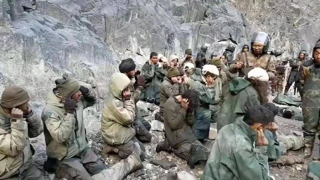 哥别动手,我是美国人!美国飞行员统一跪地投降是有标准的?