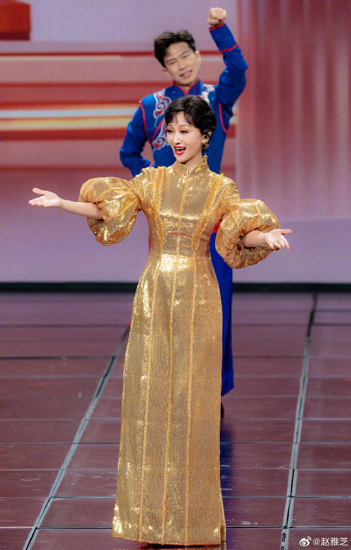 赵雅芝元宵晚会唱《白龙马》，港式儿化音太好笑，央视镜头下美到发光