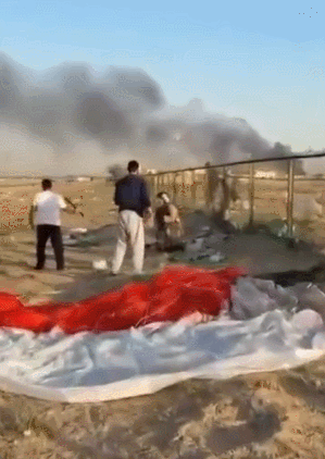 哥别动手,我是美国人!美国飞行员统一跪地投降是有标准的?