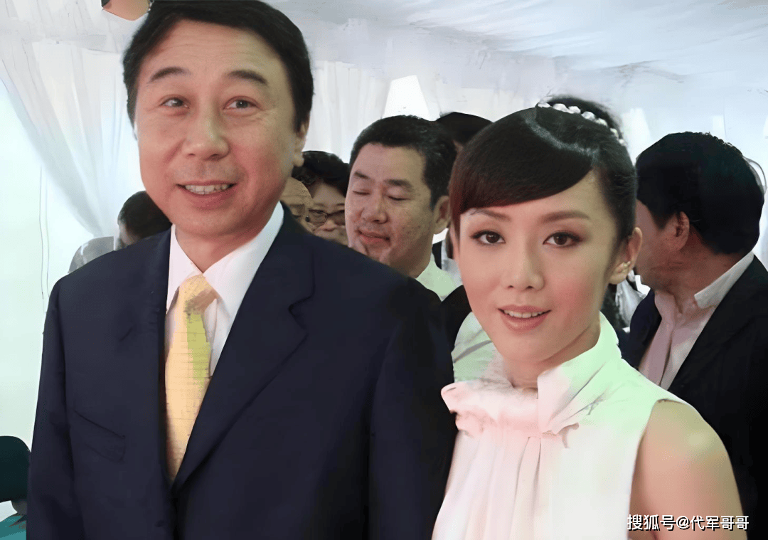 68岁冯巩近况曝光！连续33年登上春晚舞台，如今陪妻子享受快乐晚年生活