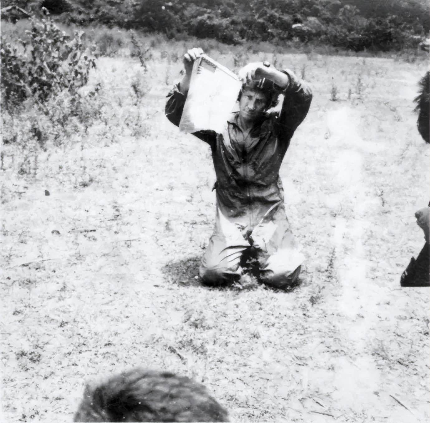 哥别动手,我是美国人!美国飞行员统一跪地投降是有标准的?