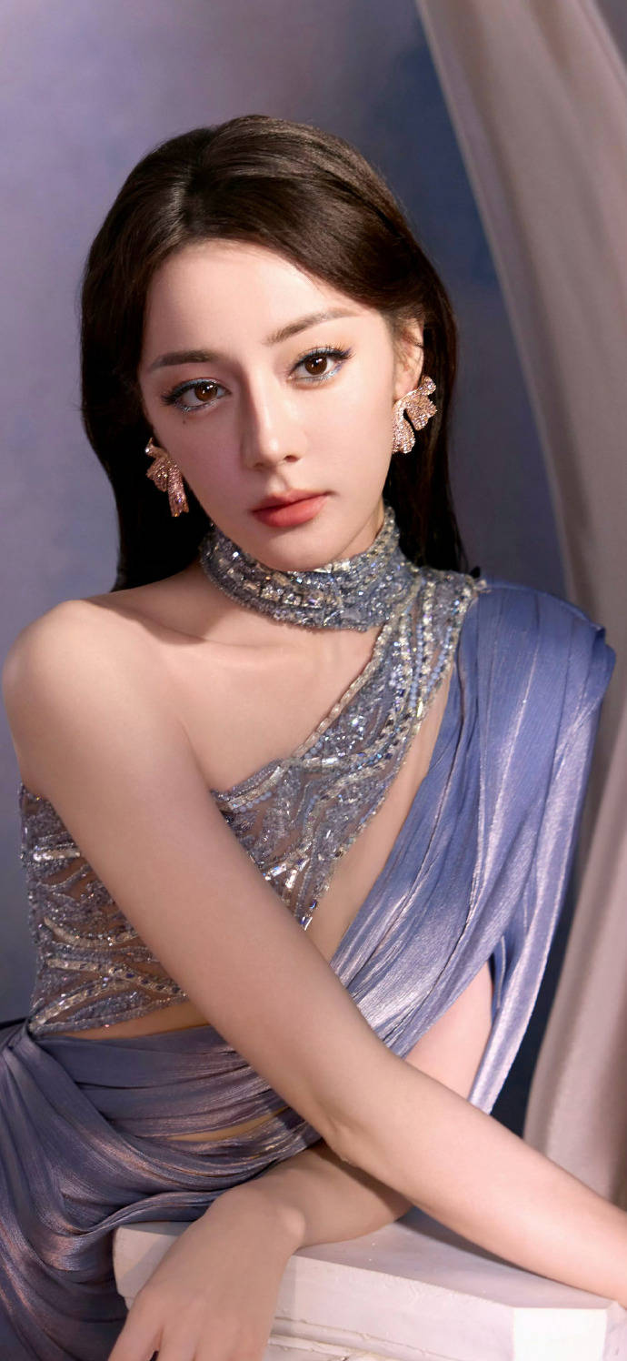 迪丽热巴滞留迪拜已经三天！缺席迪奥大秀团队备受质疑