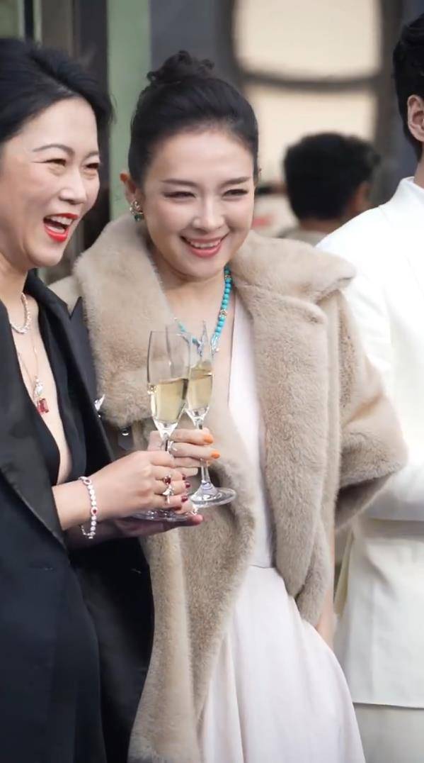 47岁章子怡亮相活动,“圆润脸型”引关注,有网友称为新角色增重20斤