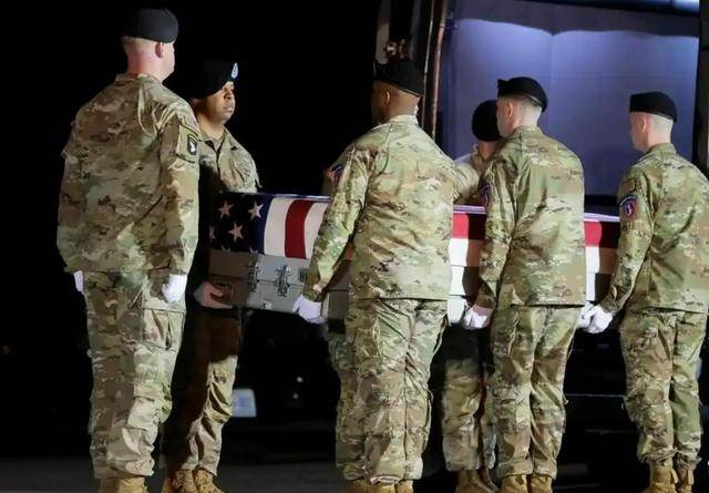 伊朗重型导弹从天而降，重伤美军5架空中加油机，幸存机队紧急撤往欧洲基地！