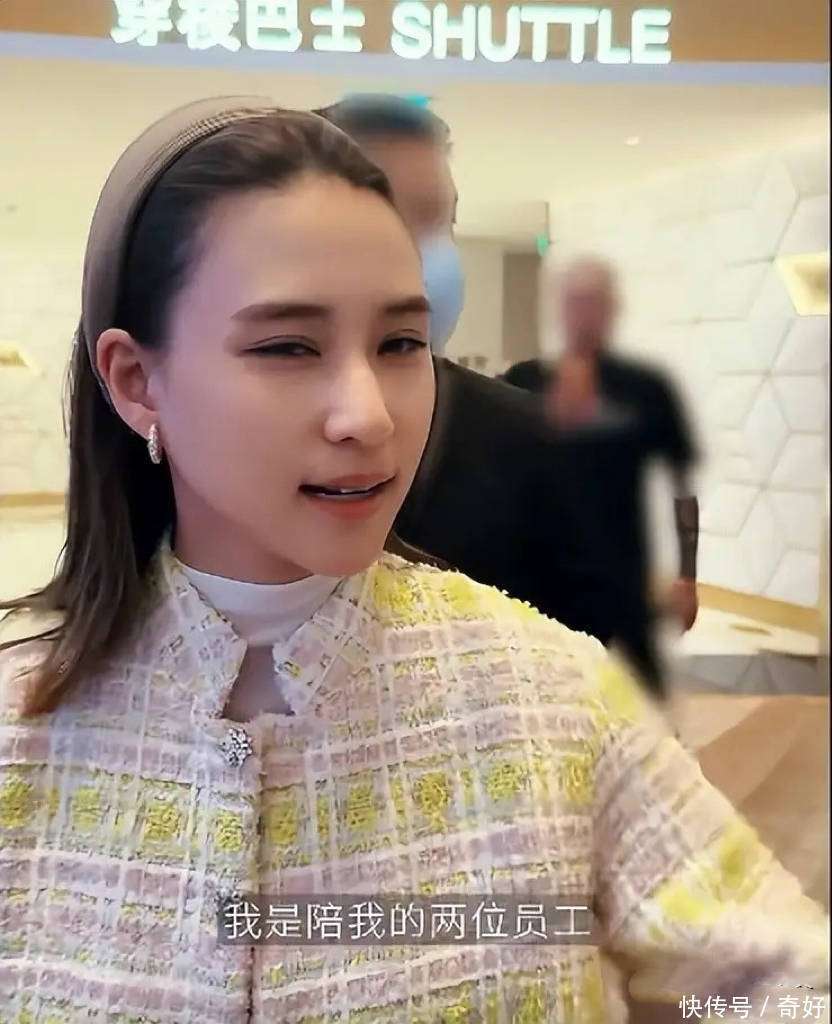 何超莲高调示爱，穿粉色小香风套裙很温柔，窦骁一身黑衣超酷