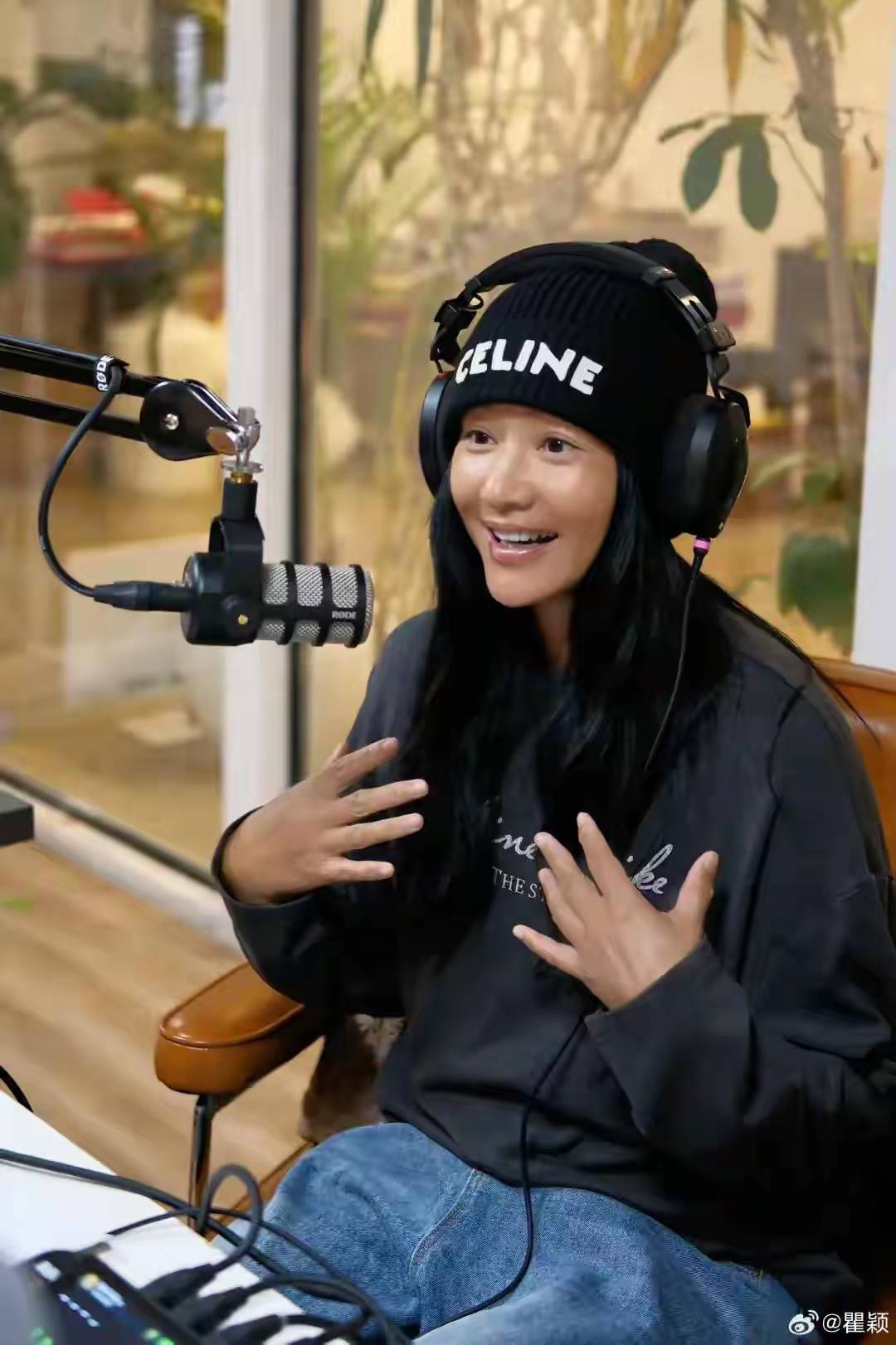 54岁瞿颖已结婚！曝男方山东籍机长有俩女儿，两人挽手散步好亲密