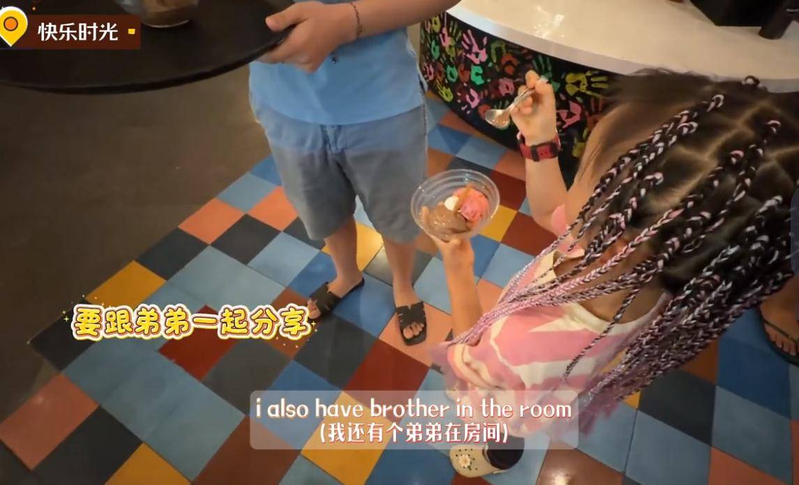 苗苗主动晒五口全家福，郑恺基因强大，仨孩子都像他看着一模一样