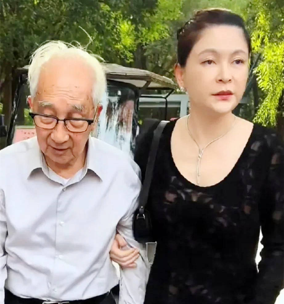 知名演员嫁大44岁老艺术家，现丈夫91岁垂垂老矣，她47岁貌美如花