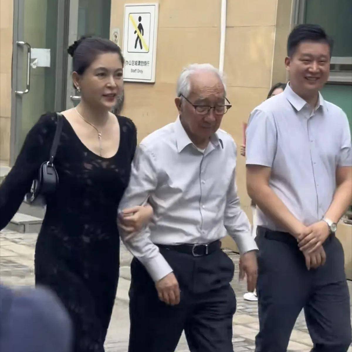 知名演员嫁大44岁老艺术家，现丈夫91岁垂垂老矣，她47岁貌美如花