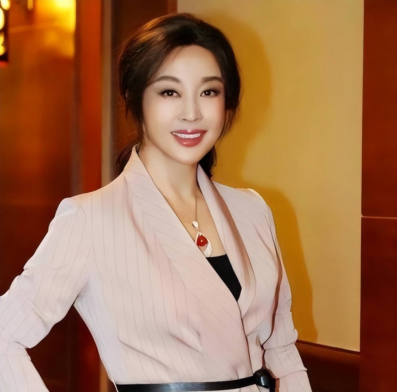 天道好轮回！75岁有8个男朋友？凌晨在北京去世？刘晓庆传闻离谱