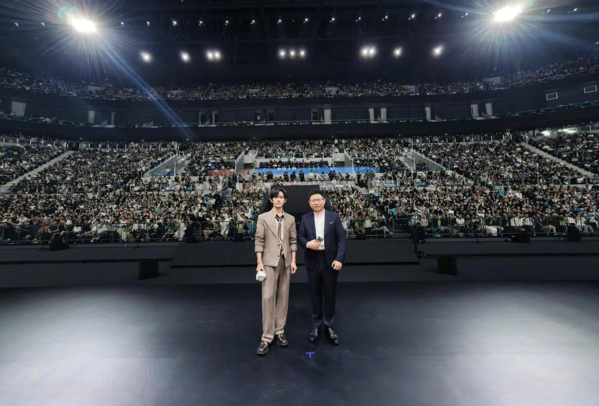 华为Pura 90系列发布，易烊千玺用三组照片把“纯粹”说明白了