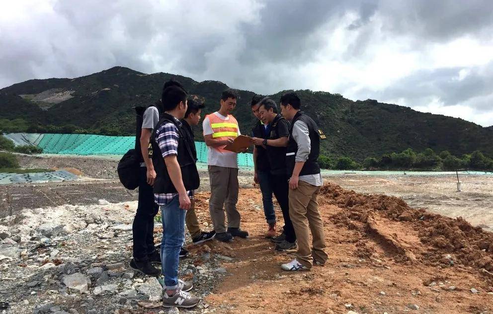 探员到稔湾堆填区找寻死者遗体。