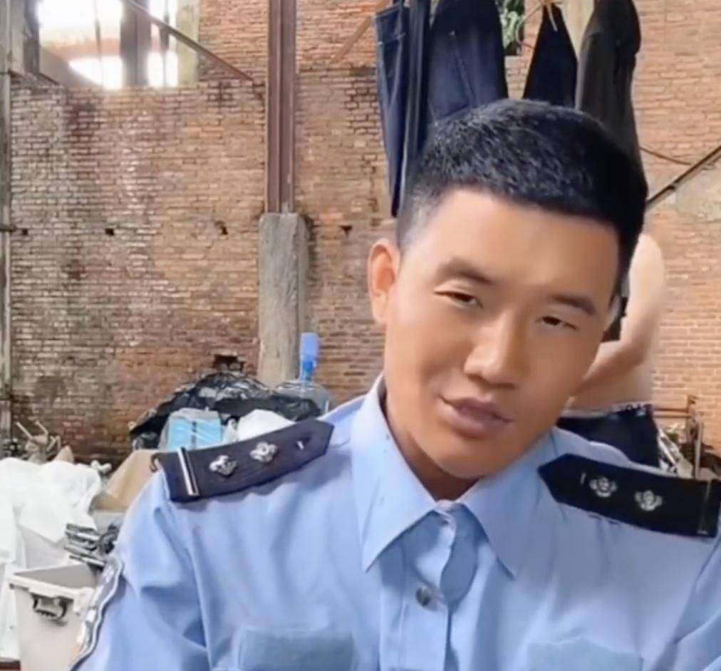 童星谢孟伟穿警服直播被拘！欠债千万成老赖账号封禁演艺生涯告急！