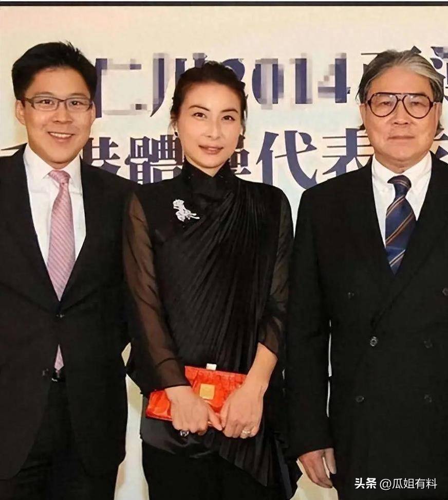 霍震霆全程没鼓掌张敬轩突然病退英皇演唱会彻底翻车