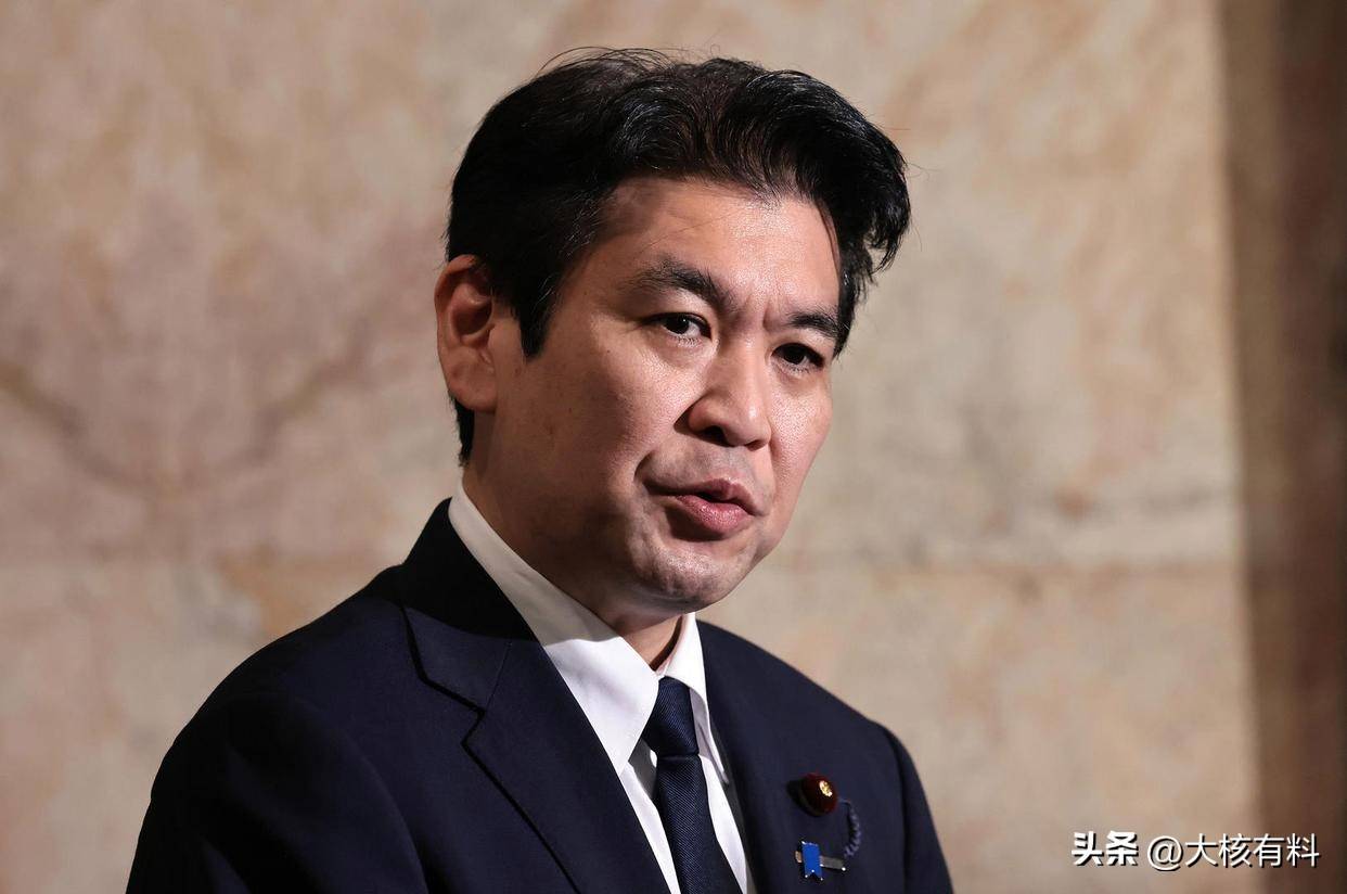 日本教育部长骚扰女记者出轨已婚背后大骂高市却拒绝辞职