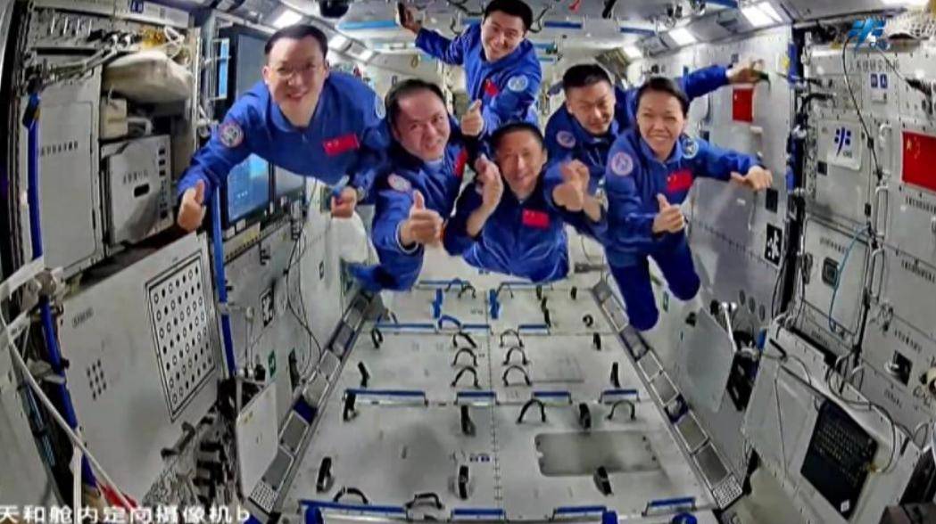 
            航天员返回时穿航天服，主要是为了保命？舱内、舱外还不一样