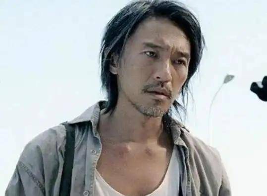 
        刘嘉玲喊星仔释小龙回魂夜重聚，从神坛上走下来的周星驰，为什么反而让所有人松了口气