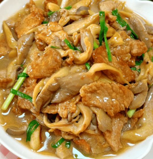 平菇炒肉片入味均匀，平菇沥干水分避免汤汁稀释味道