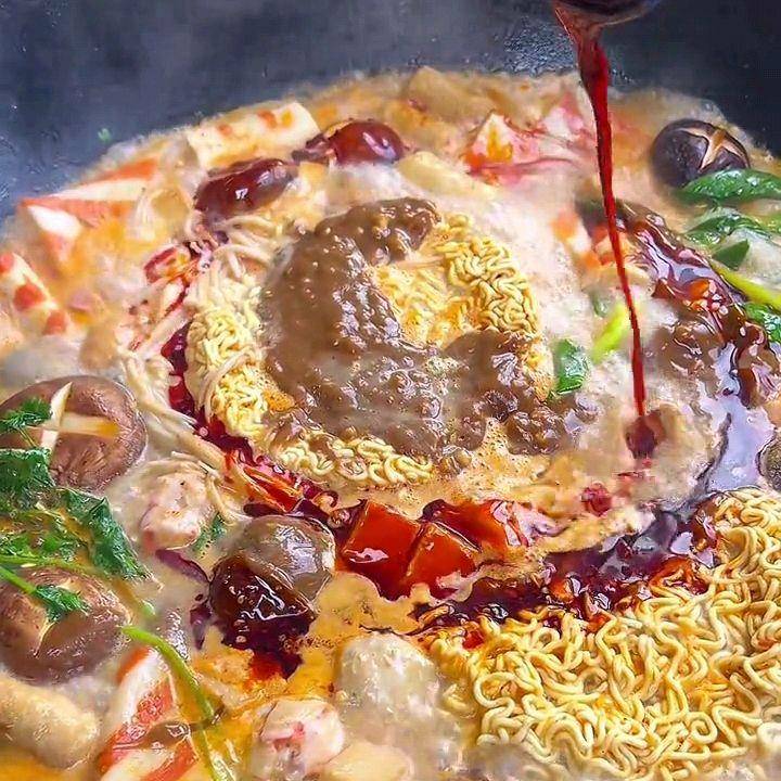 
        记住2勺麻酱配2勺生抽这个酱料比例，在家做出街边同款麻辣烫