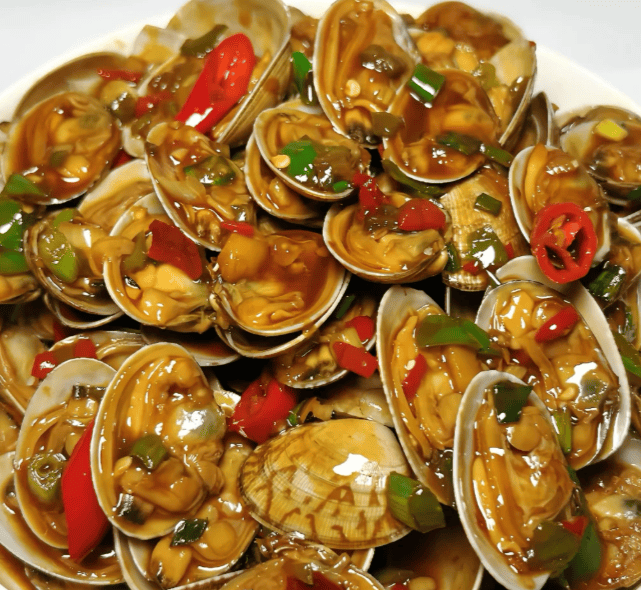 豆瓣酱炒出醇厚红油，葱姜香料烘托花甲麻辣鲜香