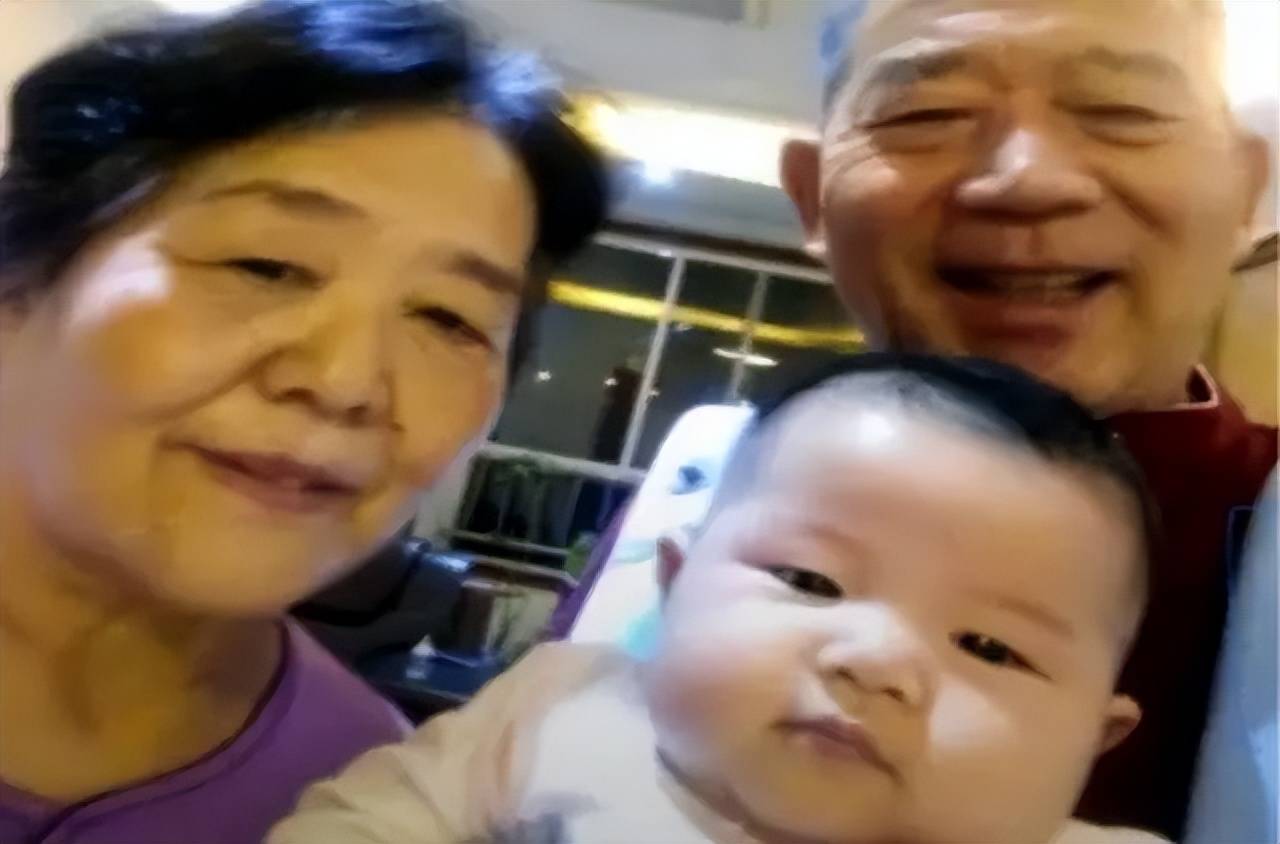 
        19年山东67岁大妈意外怀孕，不顾子女反对诞下女婴，后来怎样了？