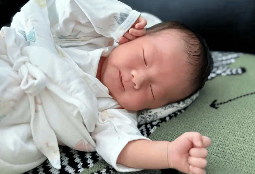 月子里的孩子不爱睡觉怎么办?这个方法可以试一试