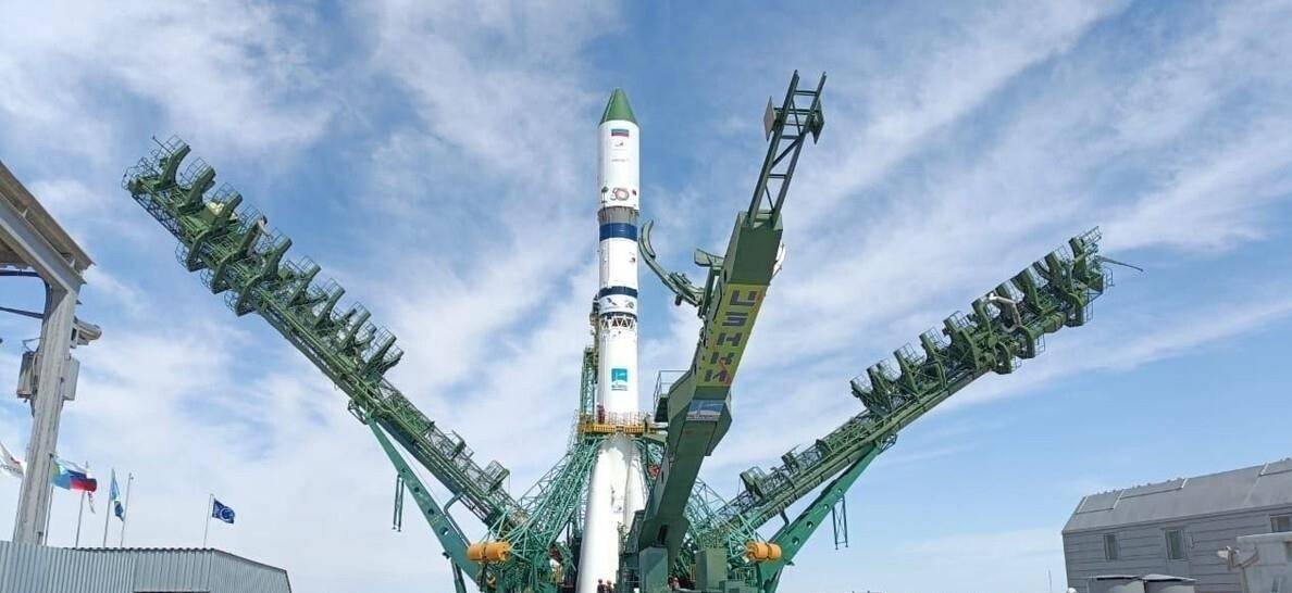 
        中美俄现役货运飞船载重对比，美国龙飞船约3.3吨，俄罗斯进步号约2.5吨，中国天舟飞船最大上行载重可达7.4吨，载货比领先