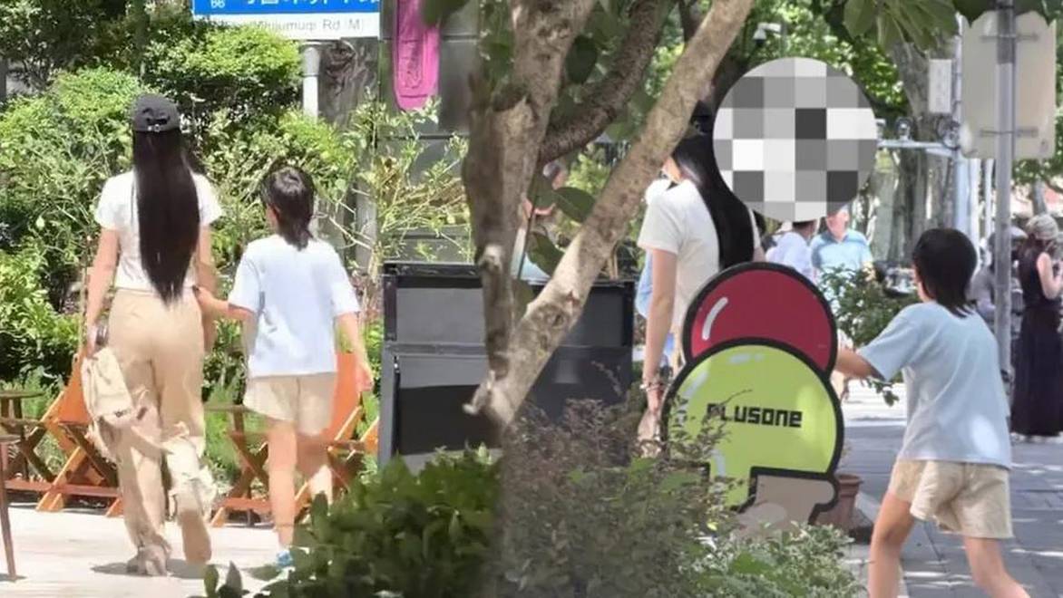 杨颖带小海绵上海逛街，母子俩牵手散步温馨有爱