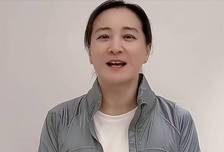 多日不见的贾玲首次露面，打破复胖传闻，但眼角纹法令纹太明显