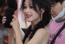 可盐可甜的98年小美女余茵，笑容甜美，给人一种恋爱的感觉！