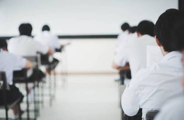 教辅遭严查 初中班主任藏试卷到后备箱
