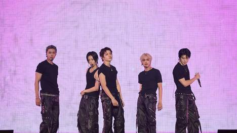 “演出之神”NCT 127第五次巡演成功拉开序幕！从出道曲《消防车》到新歌《Blingy》展现Neo最高输出！