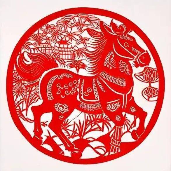 迪丽热巴用玫瑰干杯