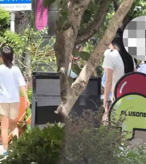 杨颖带小海绵上海逛街，母子俩牵手散步温馨有爱