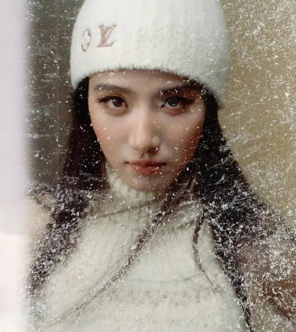 卢昱晓冬日浪漫雪地大片，戴滑雪镜帅气随性