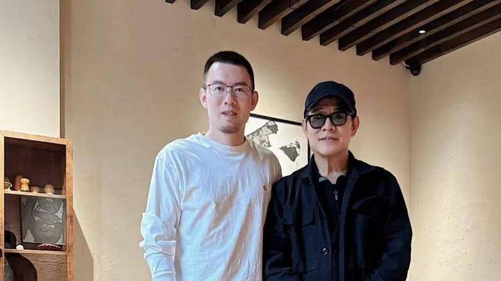 62岁李连杰北京现身引热议,是不是功夫皇帝老了?