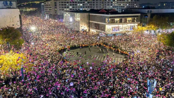 跨年夜在杭州湖滨步行街放烟花的人,是否该被采取刑事强制措施?