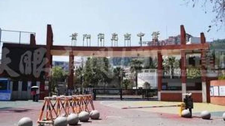 学生不剪寸头就强制停课,合理吗?