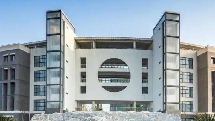 荆州中学蝉联全国文明校园,你觉得是实至名归吗?