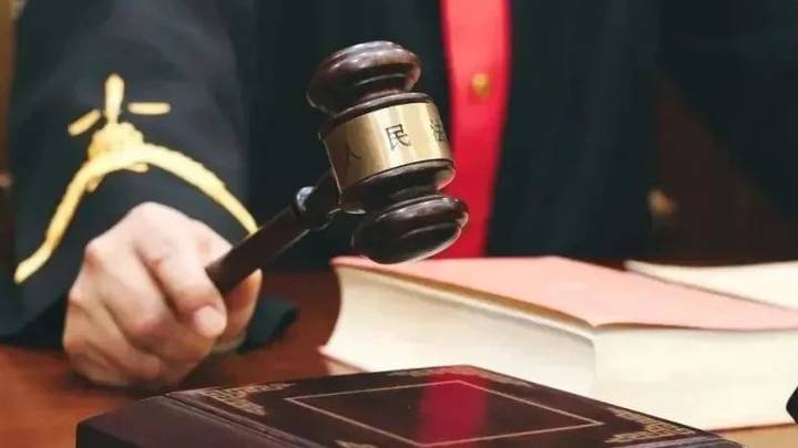 女子请假陪女儿高考被开除,公司却称旷工,合理吗?