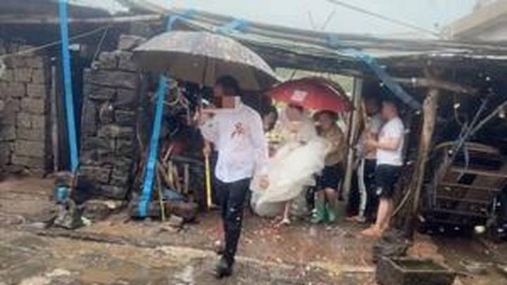 广东一对新人坚持台风天结婚,新郎新娘撑伞入场,你怎么看?