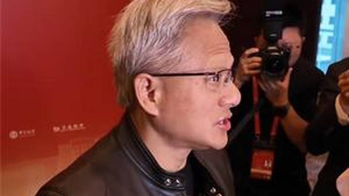 黄仁勋大热天穿皮夹克,是不是因为西装没来得及干洗?