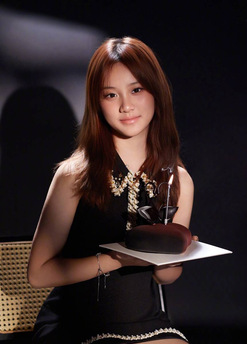 李小璐晒甜馨13岁庆生照 母女穿同款纱裙浪漫温馨