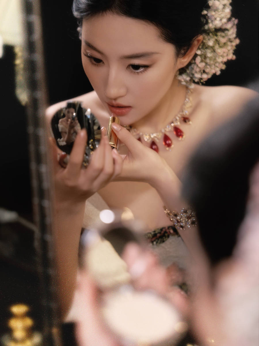 刘亦菲穿抹胸礼服优雅温婉 公主风盘发显贵气慵懒