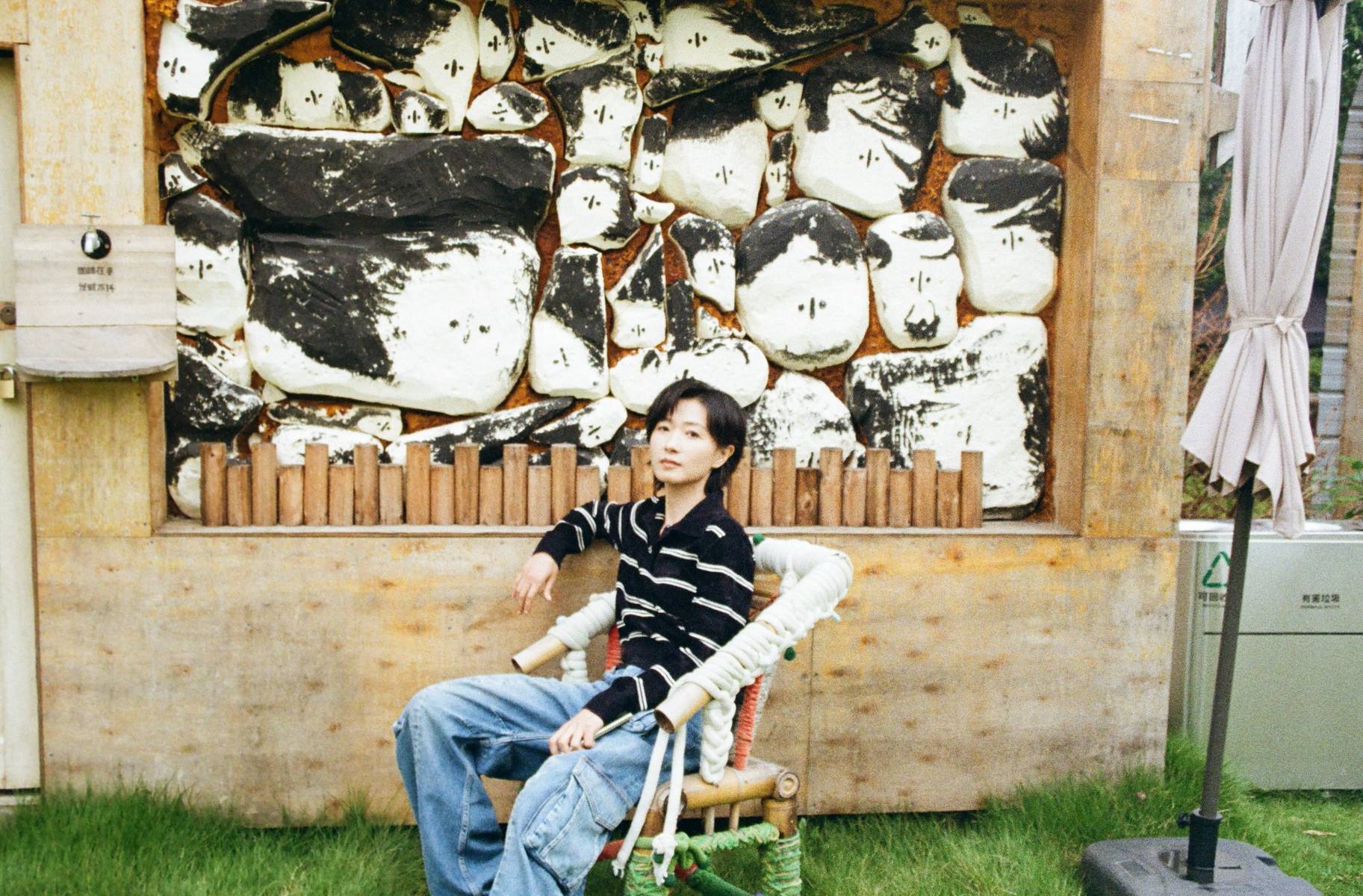 万茜穿搭随性在公园游玩 坐在湖边慵懒惬意