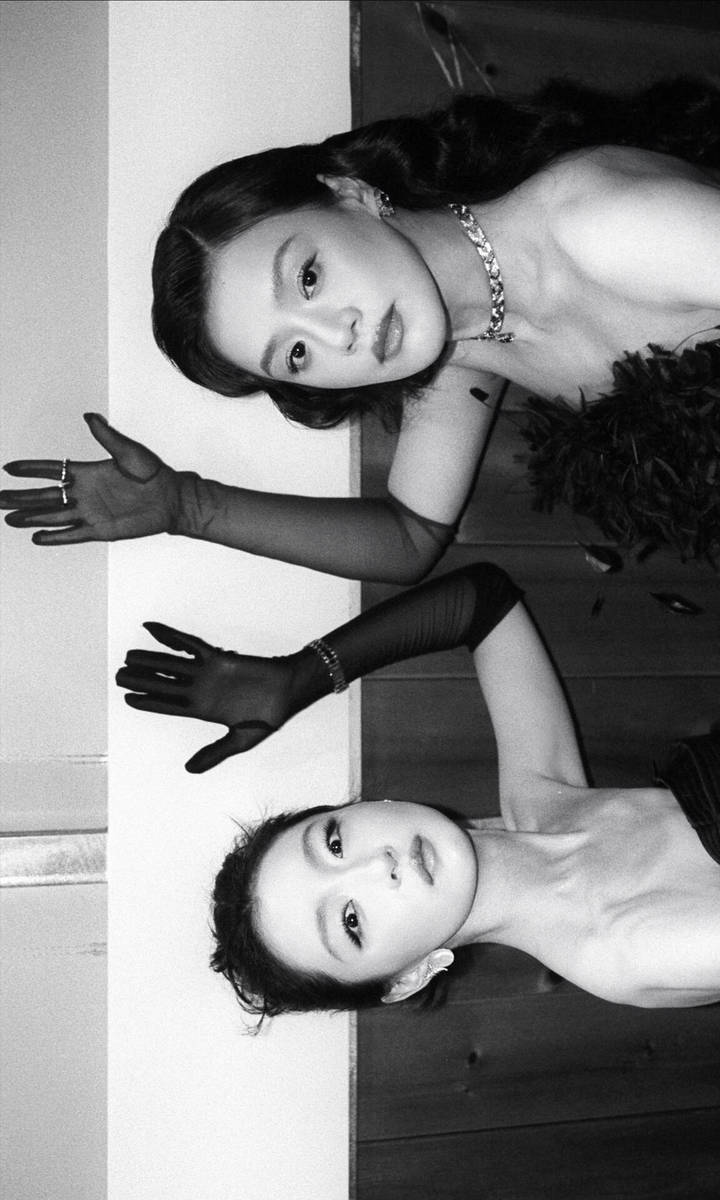 周冬雨马思纯拍黑白胶片合照 互相依偎亲密无间