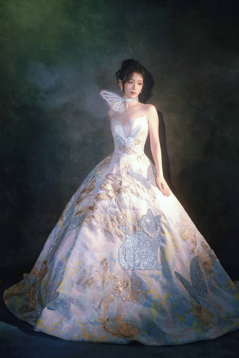 代露娃穿抹胸裙优雅高贵 倚在贝壳中化身人鱼公主